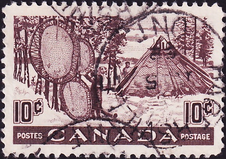 Канада 1950 год . Индейцы Сушат Шкуры .